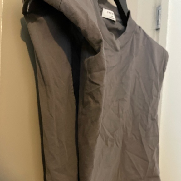 New Aritzia Babaton Shoulder Pad Tank | Crew-neck t-shirt with shoulder pads - Picture 4 of 5